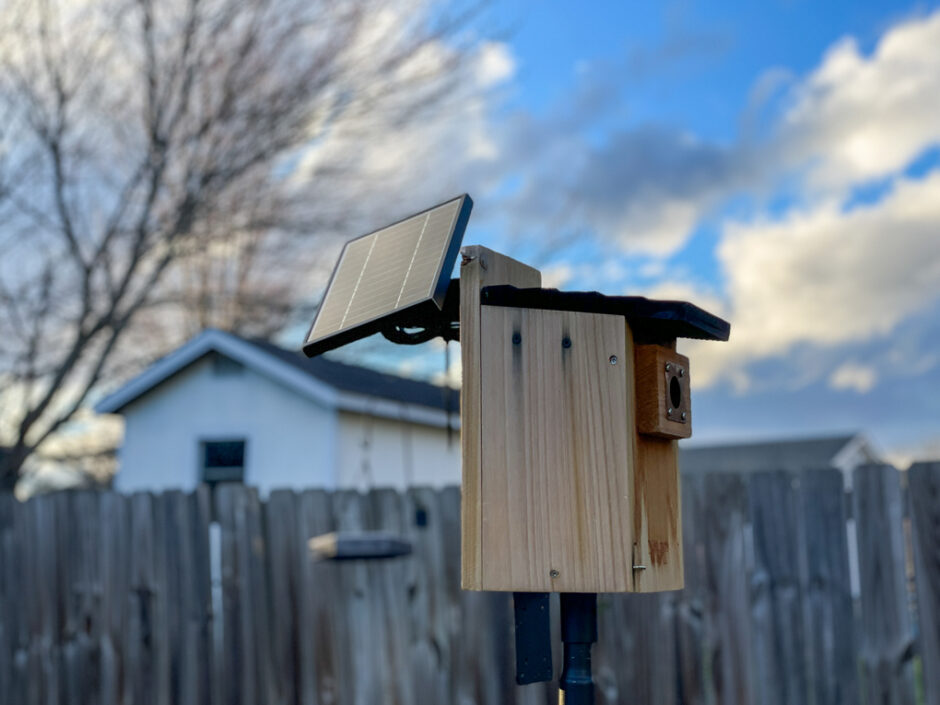 Birdhouse nesting box with a solar panel to power the camera inside